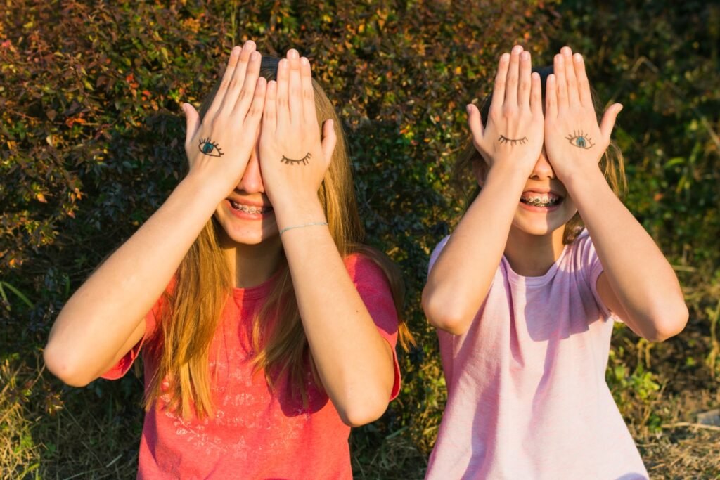 mãos sobrepostas de crianças de diferentes idades